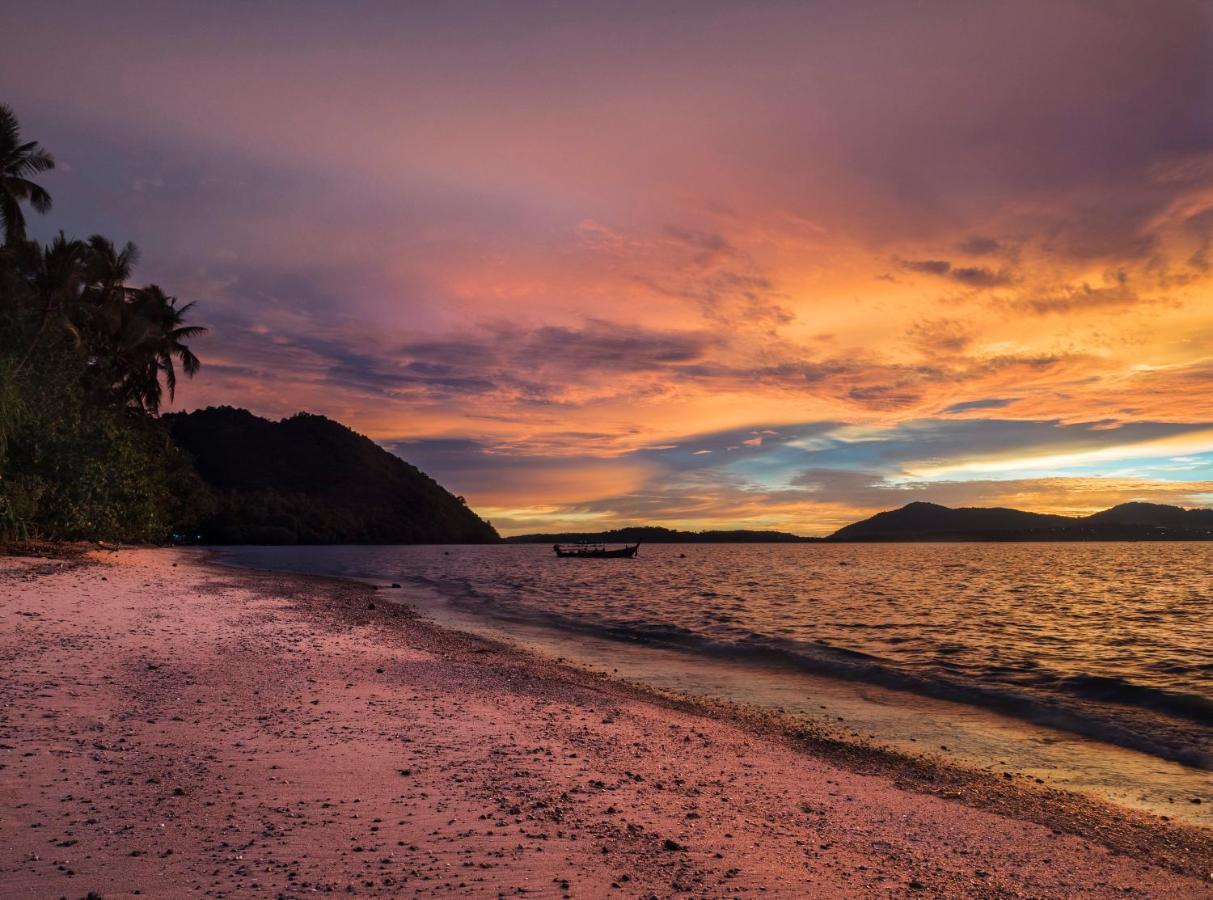 Baan Mai Beachfront Lone Island Phuket ภายนอก รูปภาพ