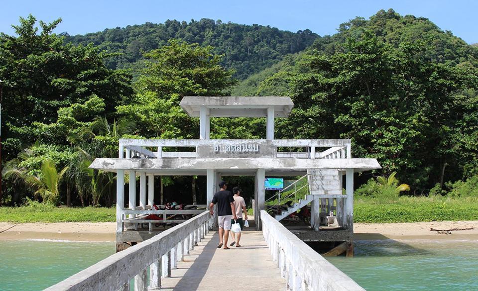 Baan Mai Beachfront Lone Island Phuket ภายนอก รูปภาพ